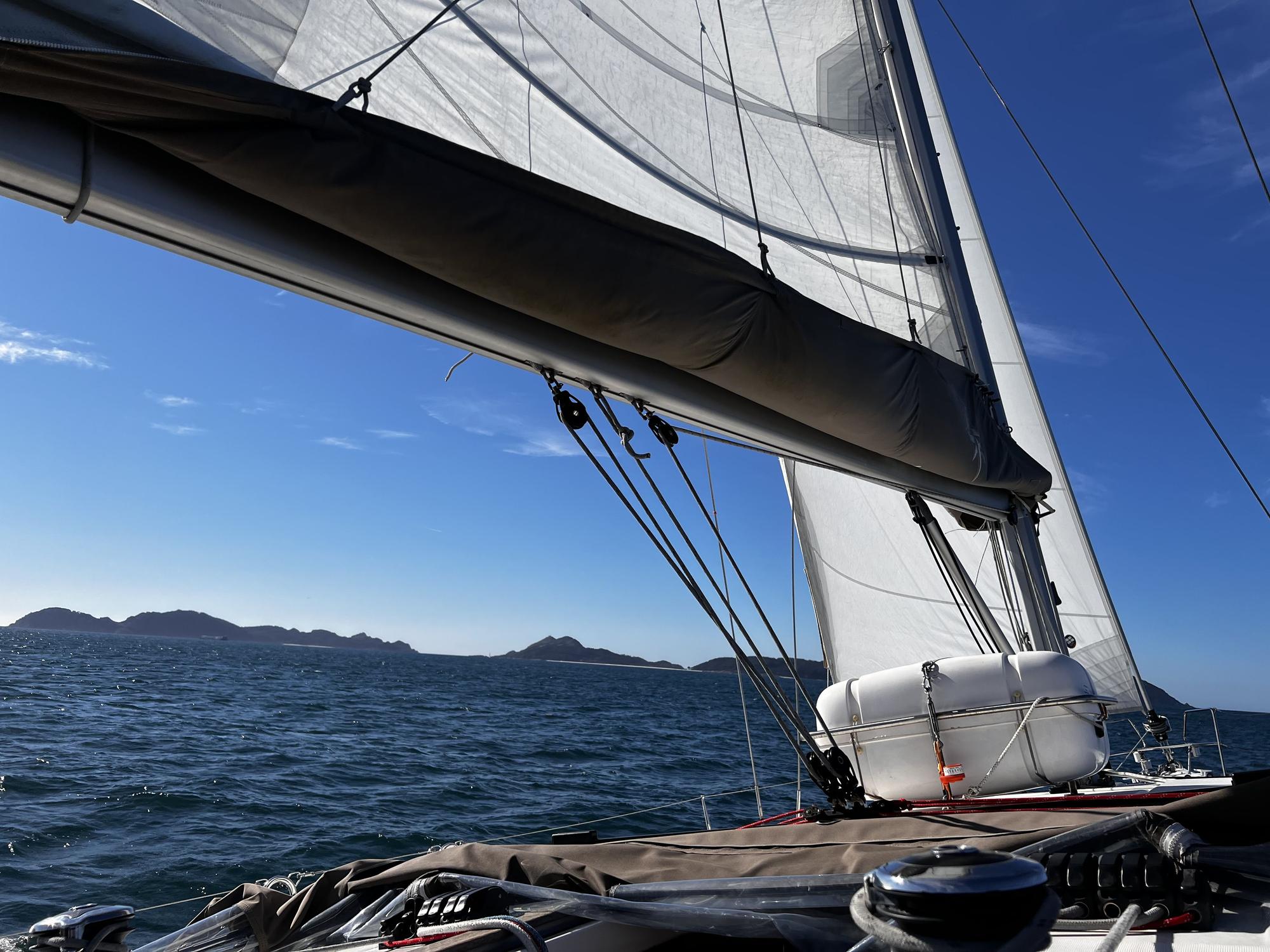 Siete hoteles de lujo ofrecen este verano navegar por los océanos, mares y ríos de España y Portugal.