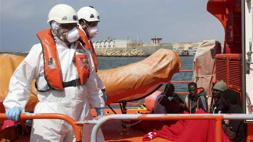 Rescatan a 13 inmigrantes en una patera en el Estrecho