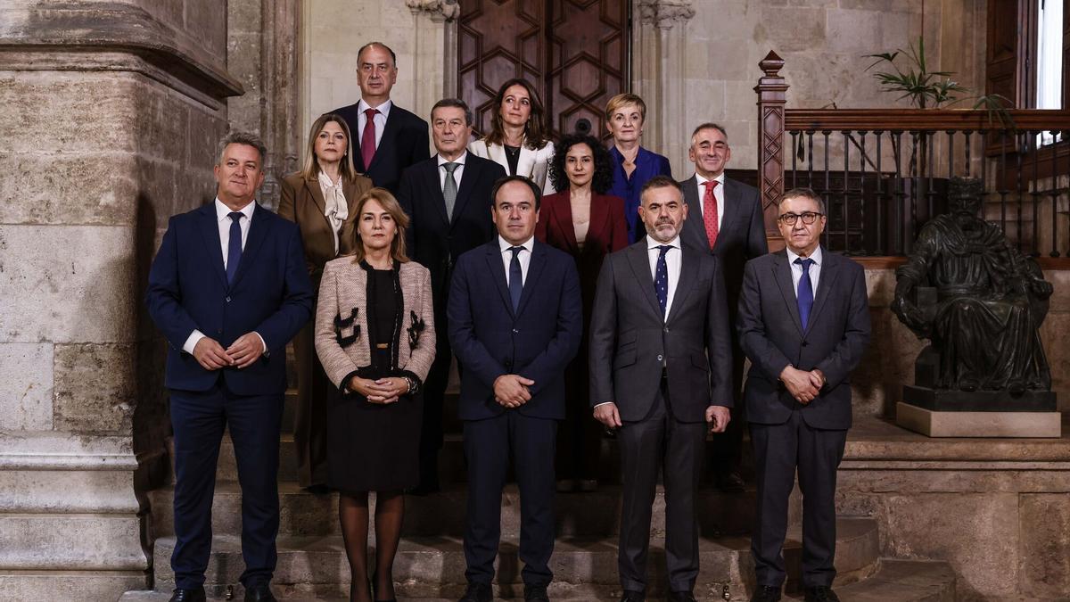 Foto de grupo del nuevo Consell de Pérez Llorca tras la toma de posesión de sus nuevos miembros, el pasado 4 de diciembre en el Palau.
