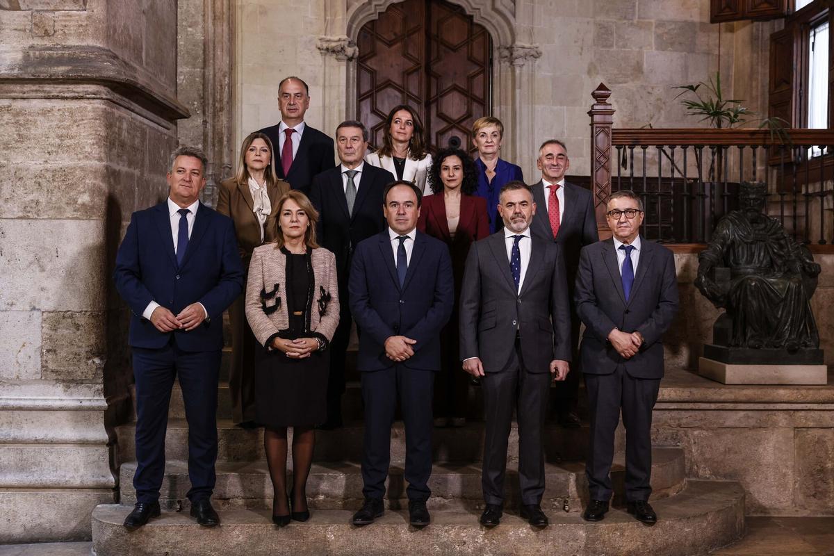 Foto de grupo del nuevo Consell de Pérez Llorca tras la toma de posesión de sus nuevos miembros, el pasado 4 de diciembre en el Palau.