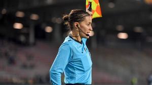 Guadalupe Porras durante su primer partido internacional masculino. 