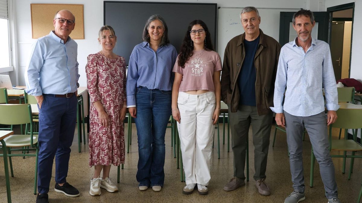 Cristina Paz posa con algunos de sus profesores en el instituto Monelos