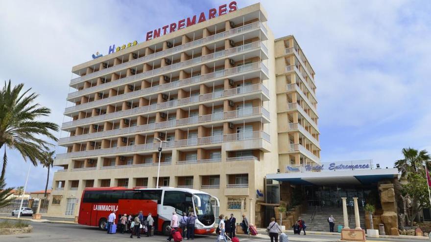 Autobús en la puerta del hotel, este sábado por la mañana.