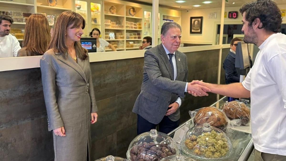 Leticia González y Alfredo Canteli visitando una heladería durante la Fiesta del Comercio.