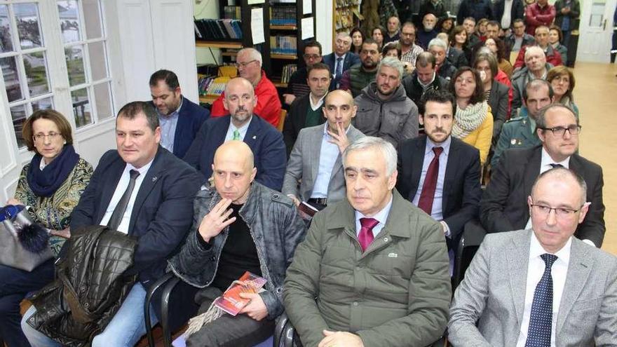 Público asistente a la presentación, en la biblioteca Menéndez Pelayo de Castropol.