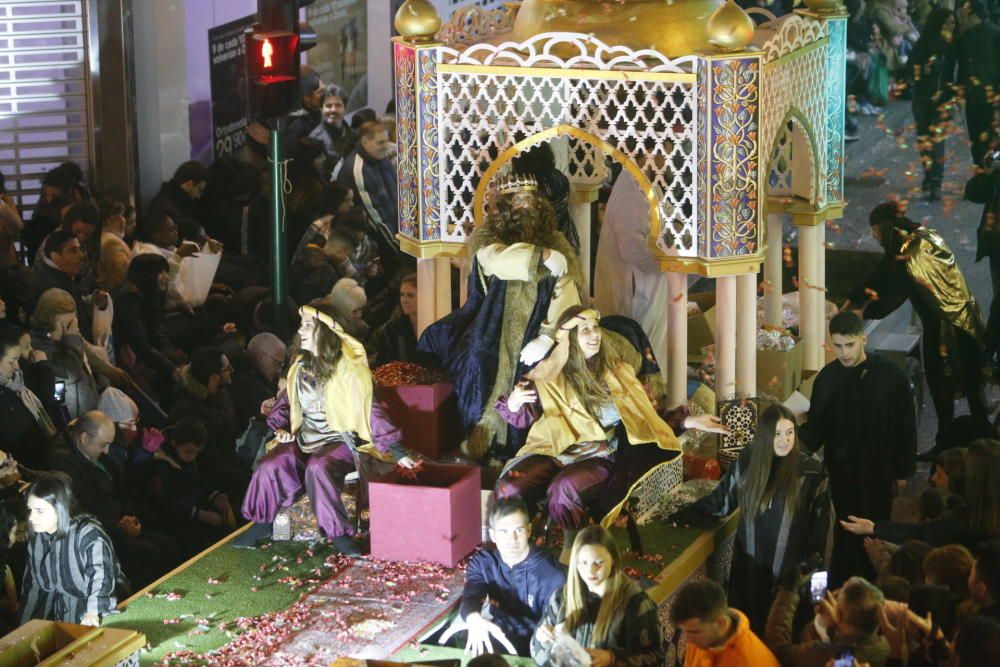 La cabalgata de los Reyes Magos en Elche ha recorrido el centro de la ciudad con 13 carrozas y más de 600 personas