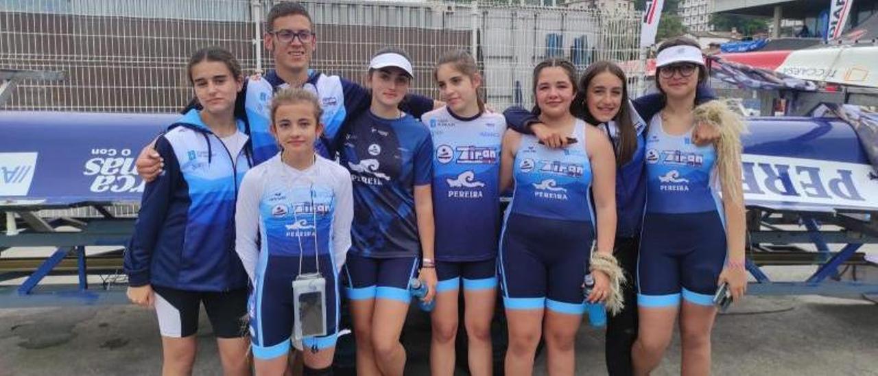 Kevin González con las infantiles de Tirán, que fueron oro.   | // FARO