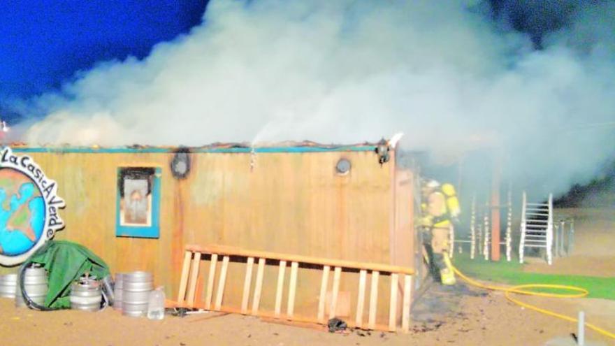 Bomberos trabajan para sofocar las llamas.