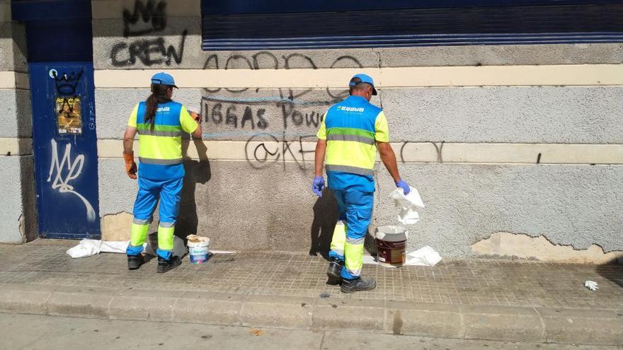 Los operarios de Emaya limpian las pintadas de la plaza Fleming