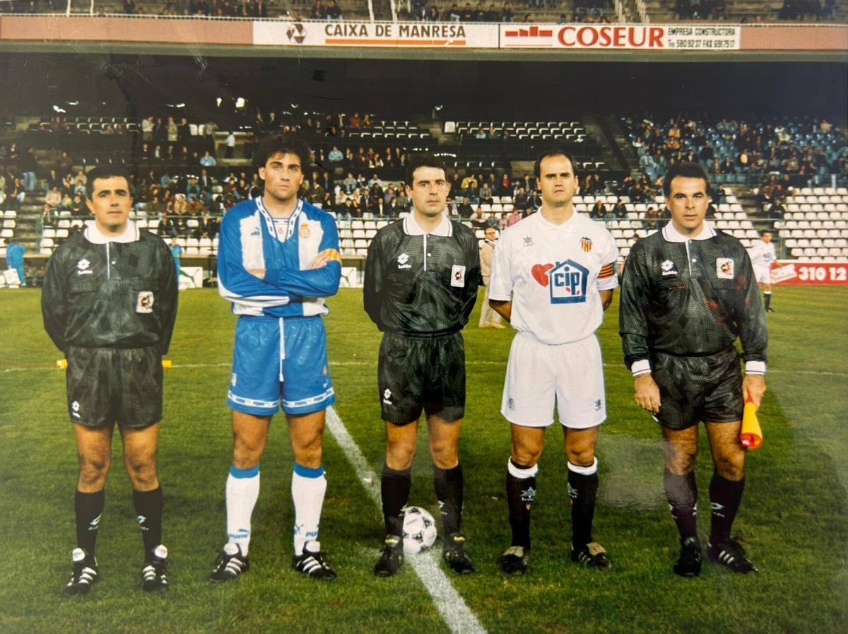Noguer Planas, al mig, en un amistós Espanyol-València a Sarrià l’any 1994.