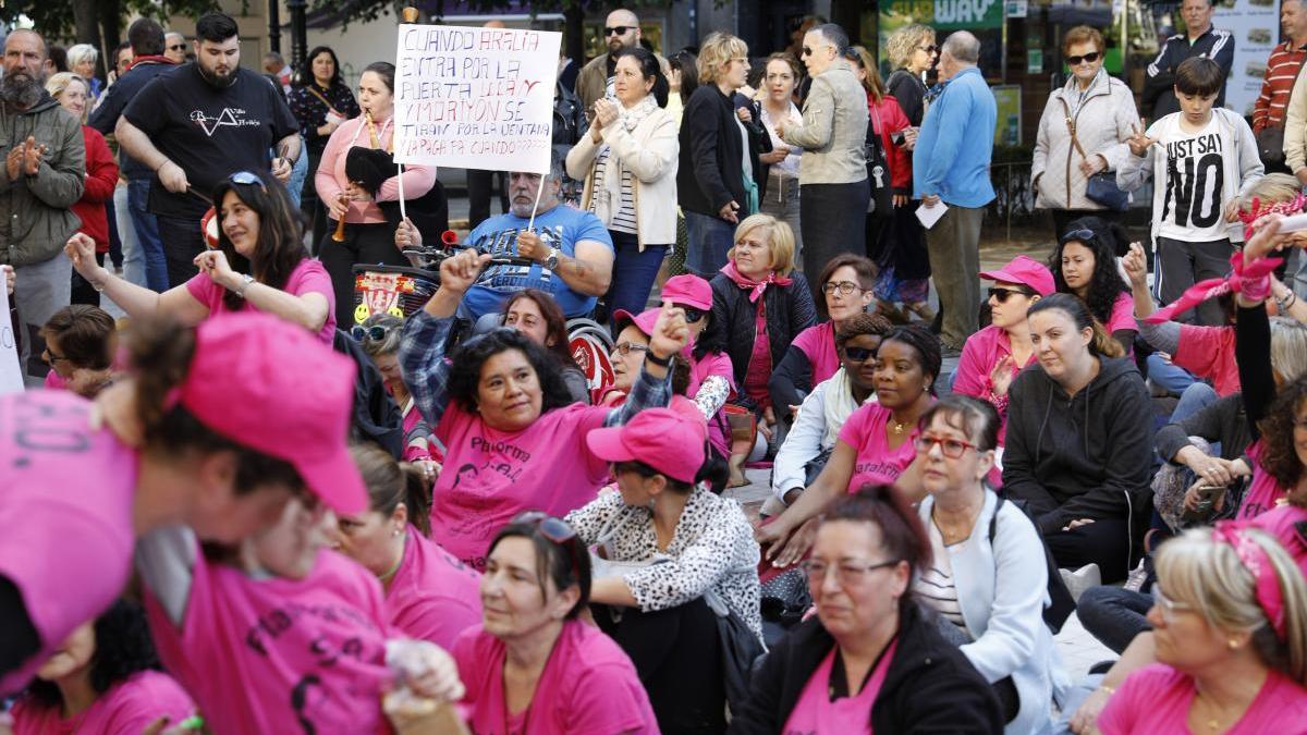 Una concentración de las trabajadoras del servicio de ayuda a domicilio