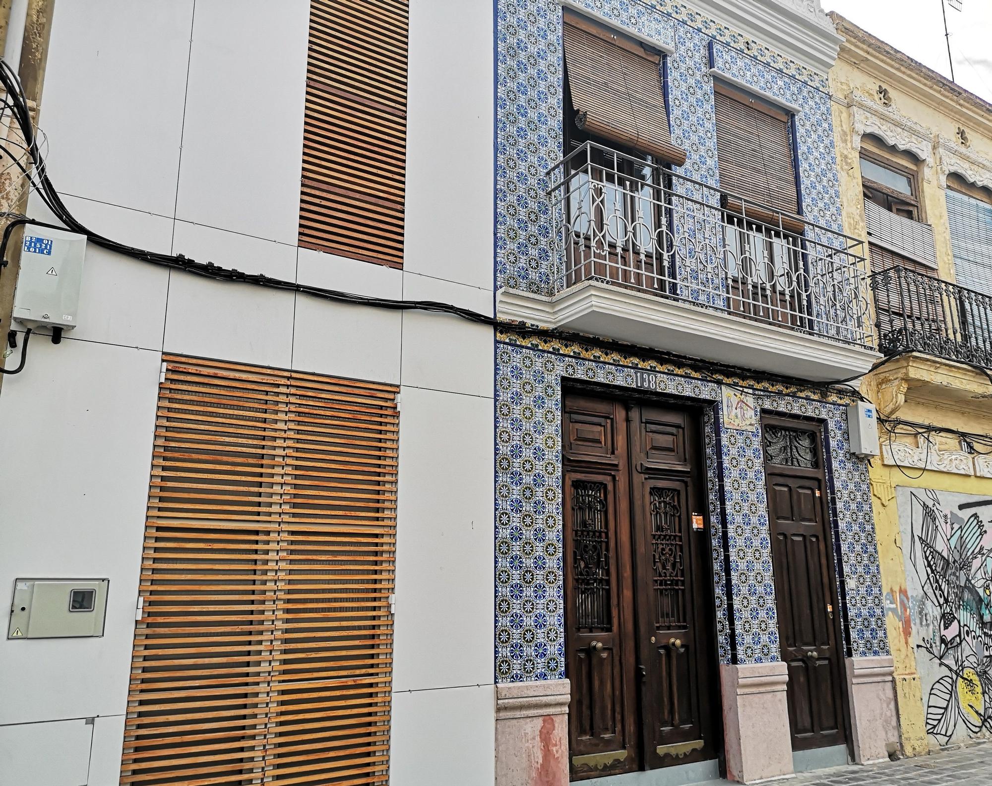 La curiosa vivienda antigua y moderna de la calle Barraca