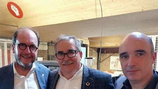Fabrice Cumps, Aníbal Vázquez y José Menéndez, en la inauguración de la exposición "Marcador", en Bruselas.