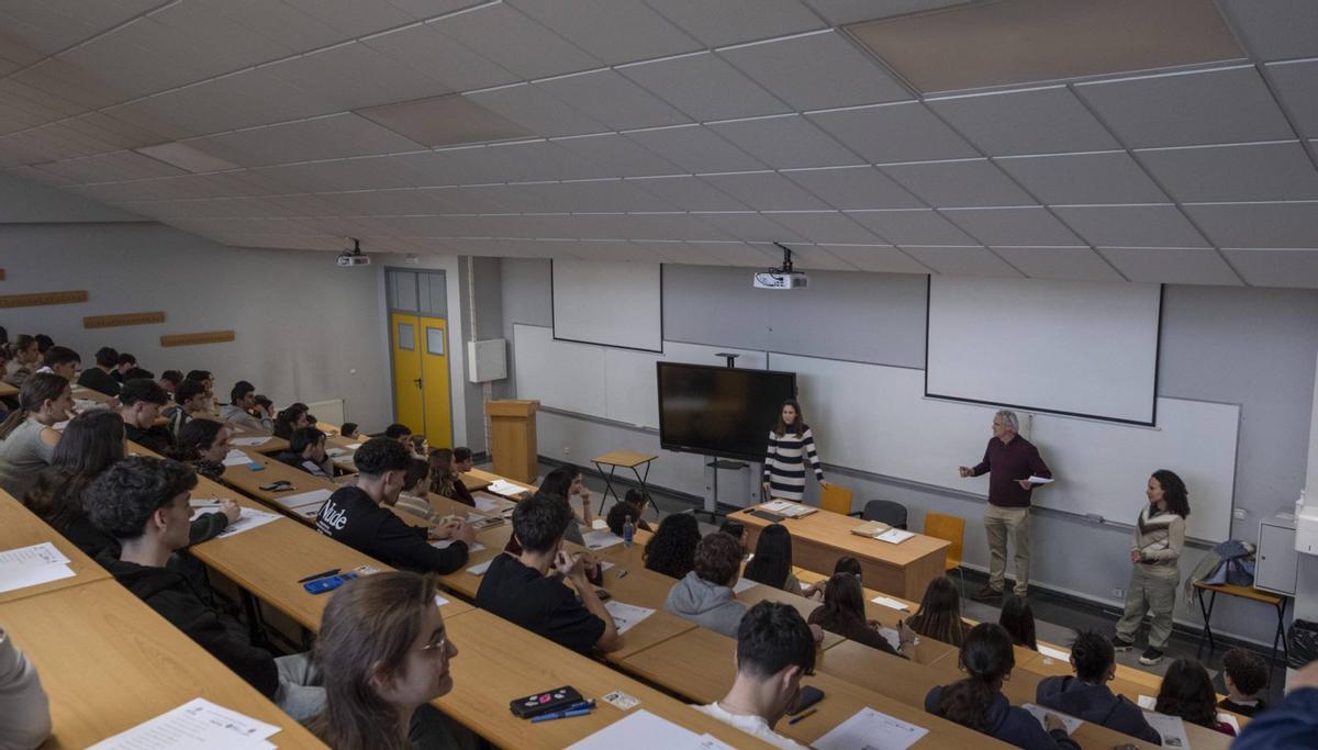La competición se celebró por la tarde en un aula de la Facultad de Ciencias. | ROI CRUZ