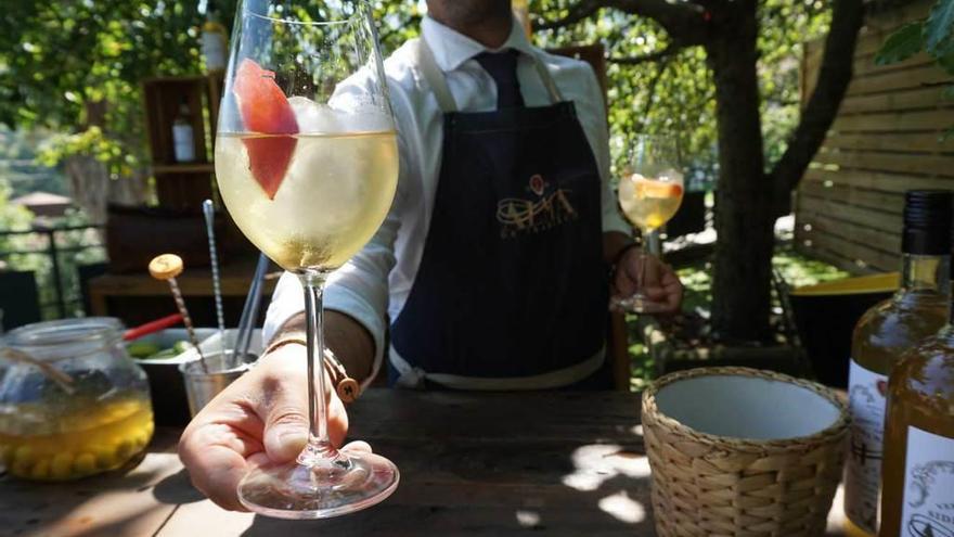 Una copa de vermú blanco de sidra.