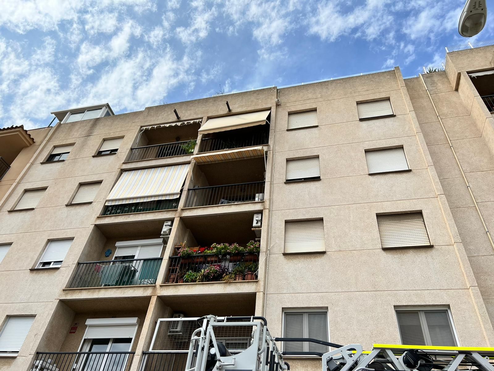 Desalojan un edificio de cinco plantas en Palma al declararse un incendio en el ático