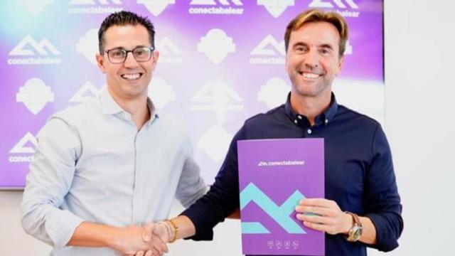 Vicenç Palmer y Joan Miquel Durán posan juntos en las oficinas de ConectaBalear.