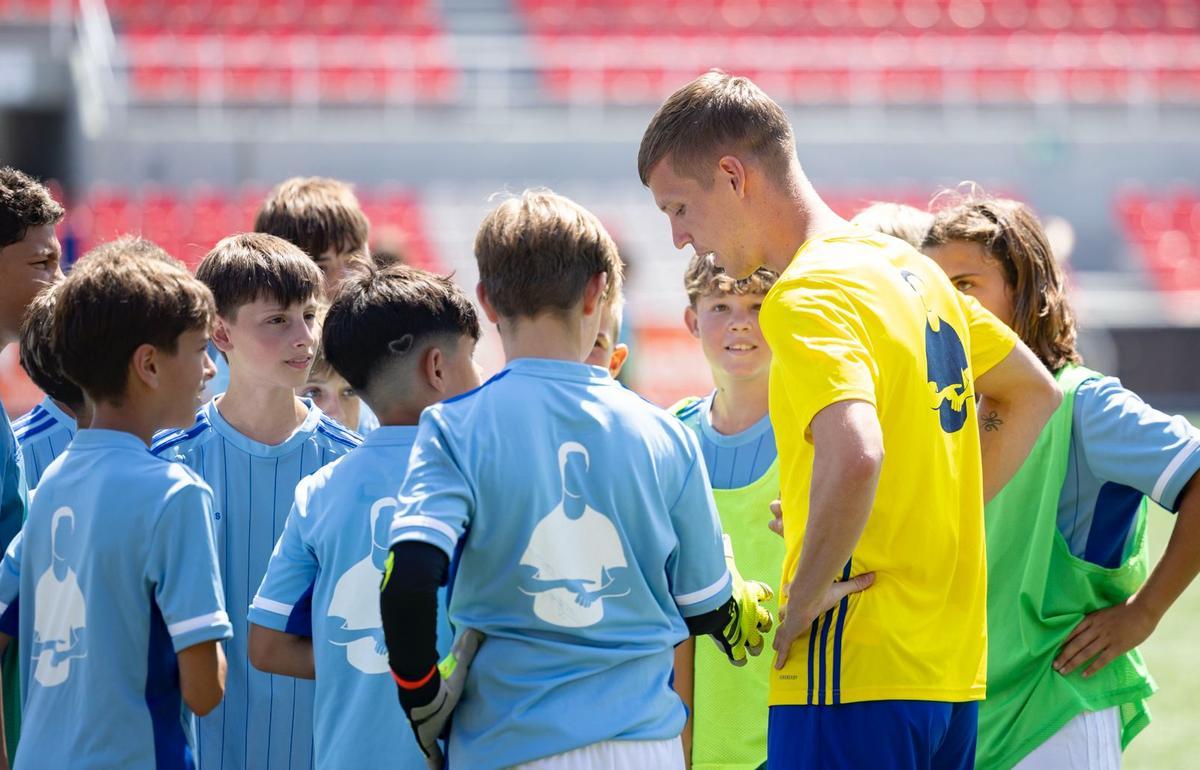 Dani Olmo, durante su visita al campus que lleva su nombre en Terrassa