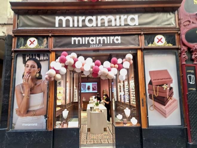 La centenaria farmacia La Estrella del Gòtic de Barcelona reabre ahora como tienda de bisutería