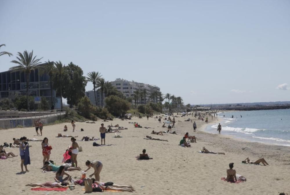 Los mallorquines disfrutan del primer fin de semana en la playa