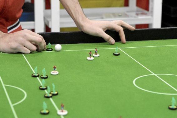 Eine ruhige Hand ist beim Subbuteo gefragt.