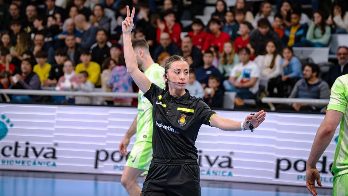 La aragonesa Lorena García, dirigiendo un partido.
