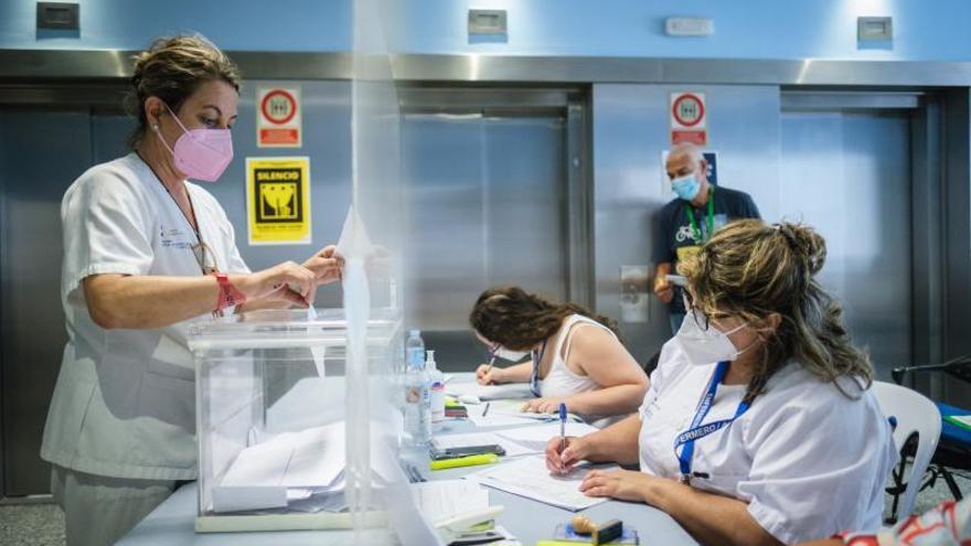 Una profesional sanitaria se acerca a la mesa electoral del Hospital Universitario Nuestra Señora de La Candelaria para ejercer su derecho al voto |