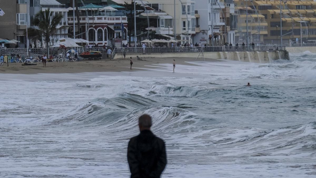 Marea alta en Las Canteras.
