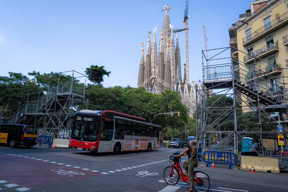 Montaje de un puente peatonal en la calle Mallorca con Sicília, cerca de la Sagrada Família, con motivo del dispositivo previsto para el paso del Tour de Francia, este martes