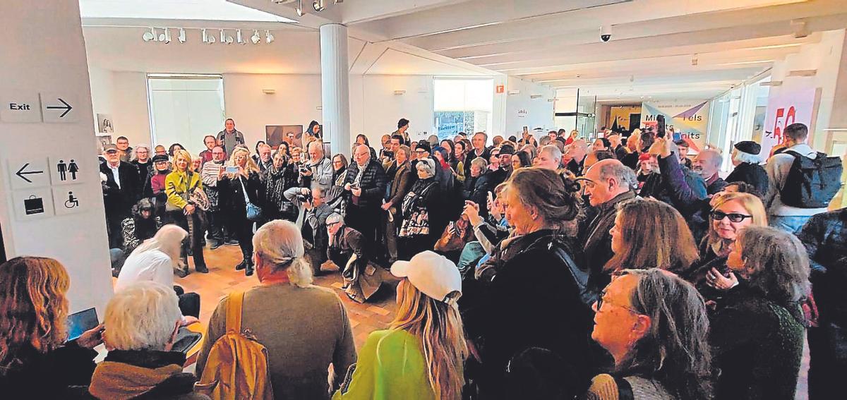 Durant la multitudinària inauguració a la Fundació Miró, l’artista Joan Casellas va dur a terme una acció.