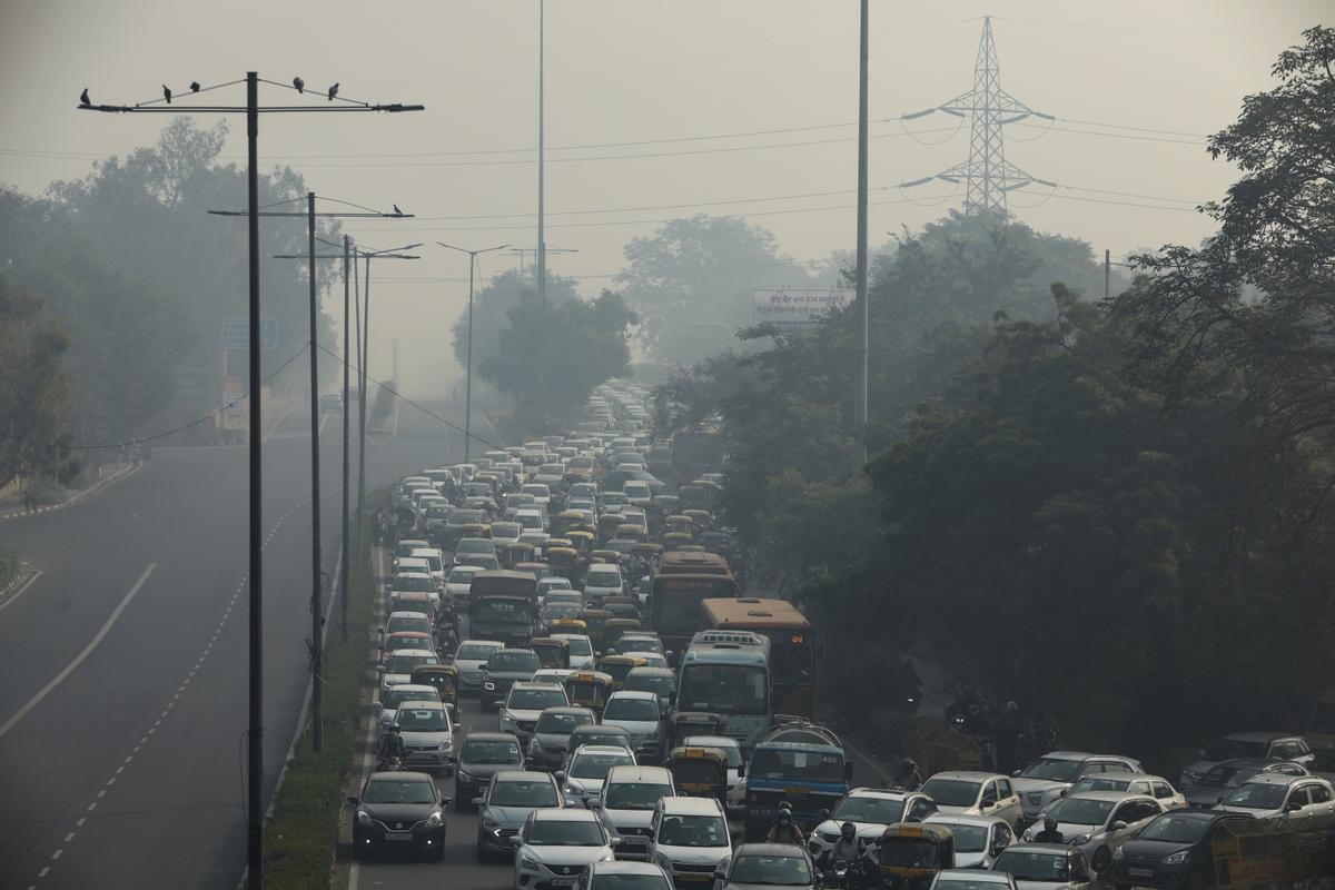 Tráfico en una carretera, en una contaminada Nueva Delhi.