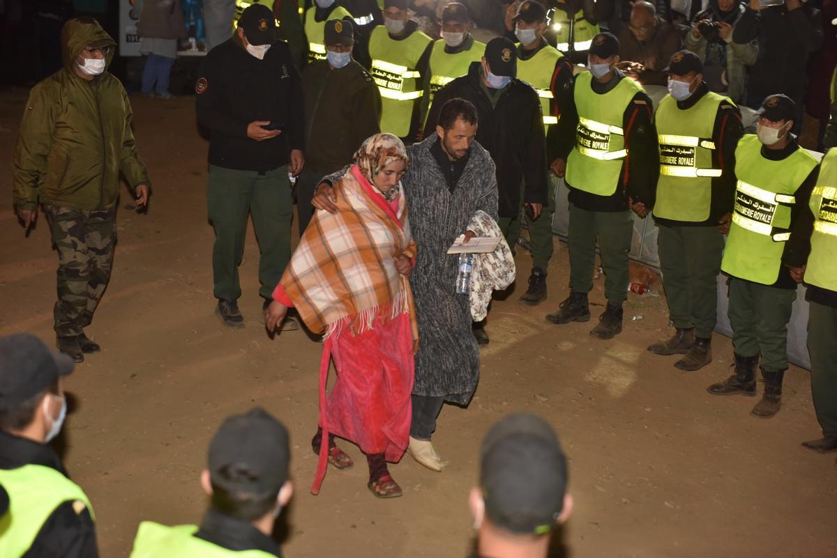 Los padres de Rayan, después de que los equipo de rescate trasladaran el cuerpo del pequeño y lo colocaran en una ambulancia.