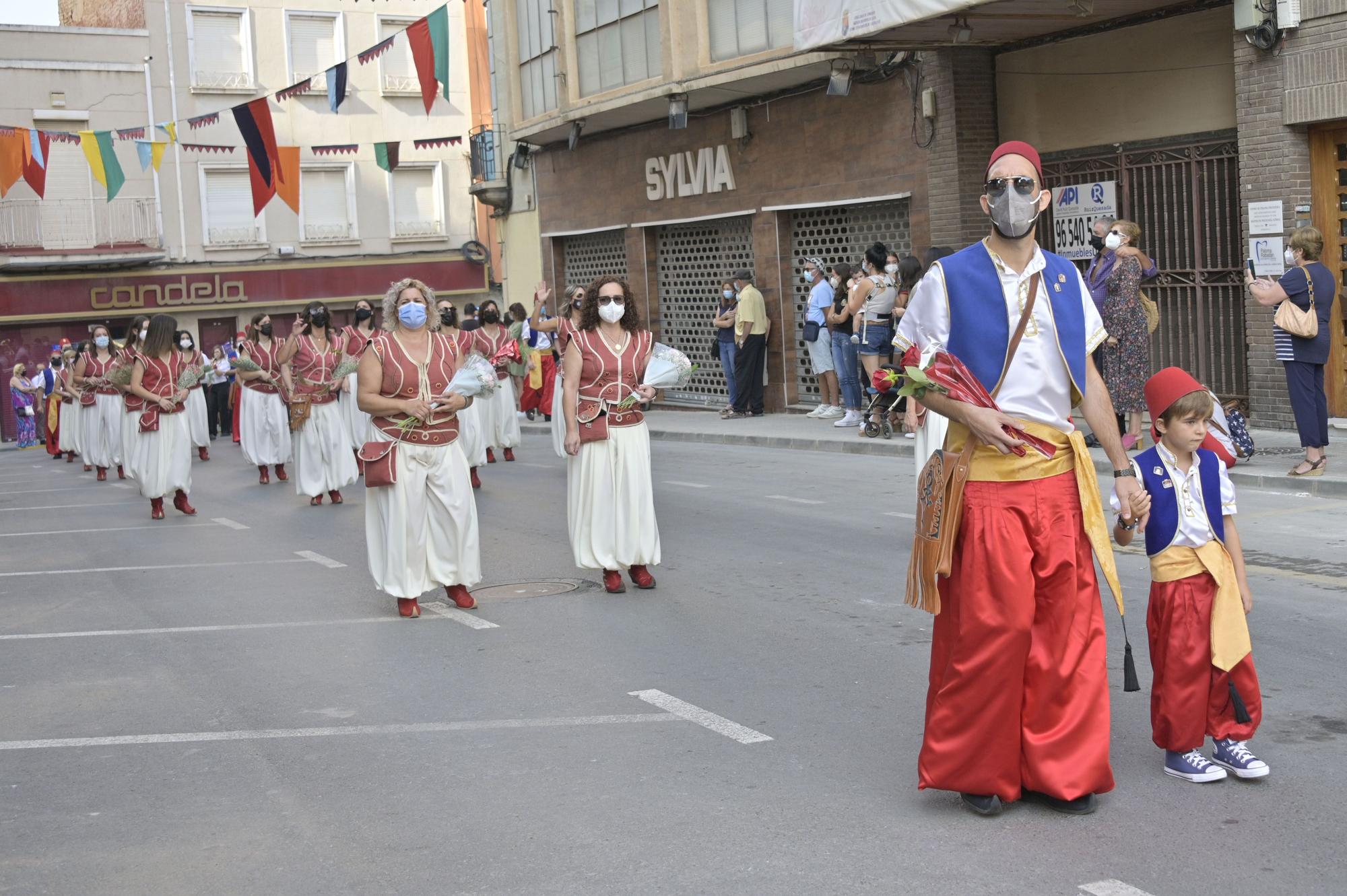 Crevillent celebra el primer desfile de Moros y Cristianos en la provincia con mascarilla