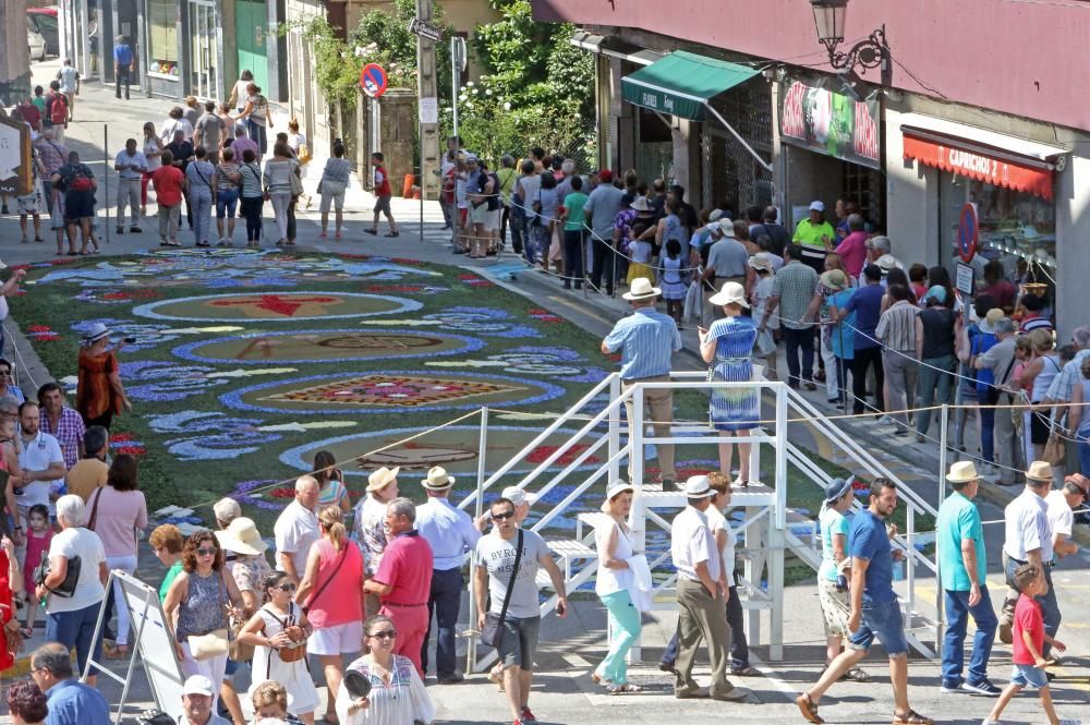 Miles de personas abarrotan las calles de la villa del Tea para disfrutar del Corpus y de las alfombras florales.