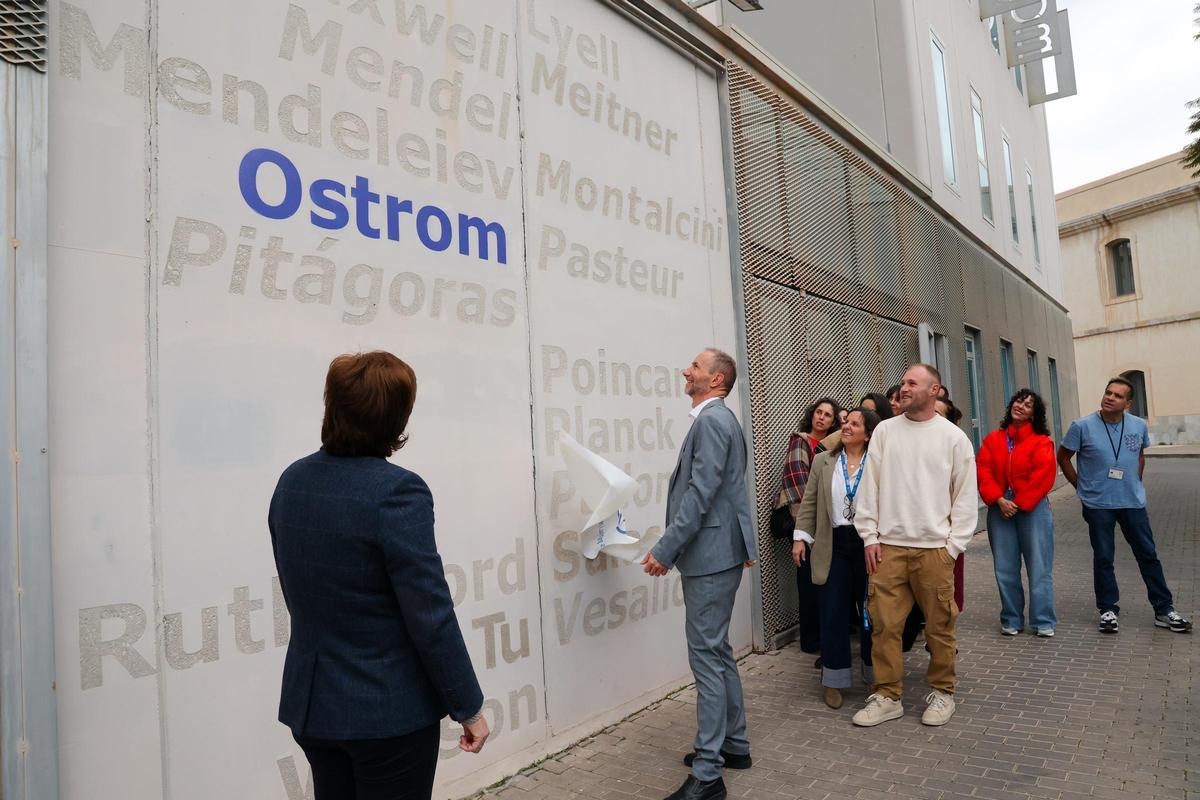 Descubrimiento del apellido de Elinor Ostrom en la fachada de la UPCT.