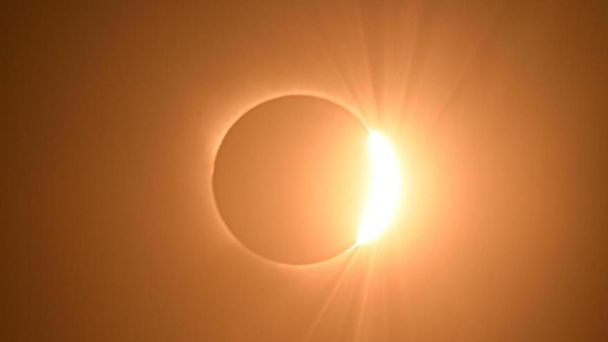 La odisea del alicantino Jordi L. Coy para captar la foto perfecta del eclipse solar