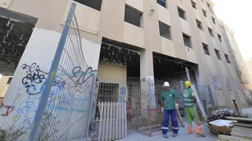 Los técnicos se dedican a los trabajos de desescombro y de refuerzo de seguridad previos al derribo en las viviendas en ruina de la calle Uruguay de Crevillent.