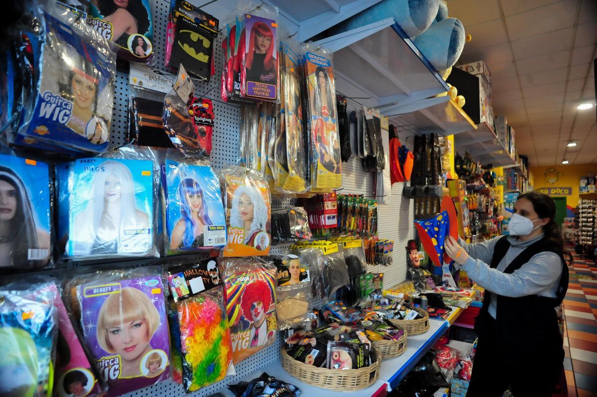 Aida Suárez, en la sección de disfraces de la tienda Tiko Doco
