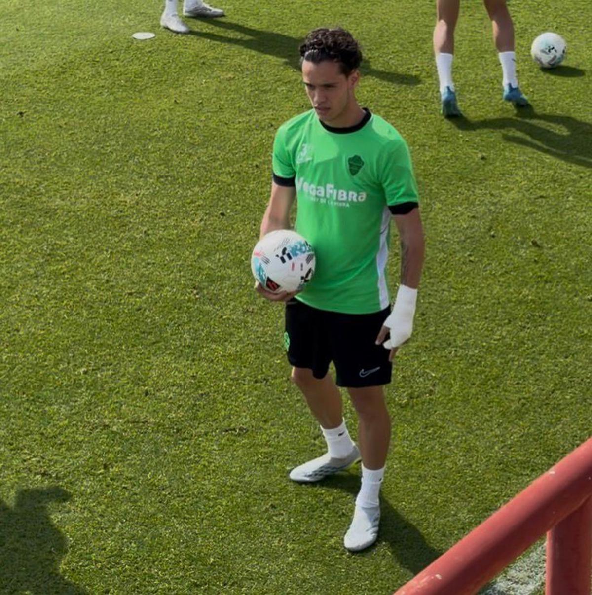 Héctor Fort, con un aparatoso vendaje en la mano durante el entrenamiento.