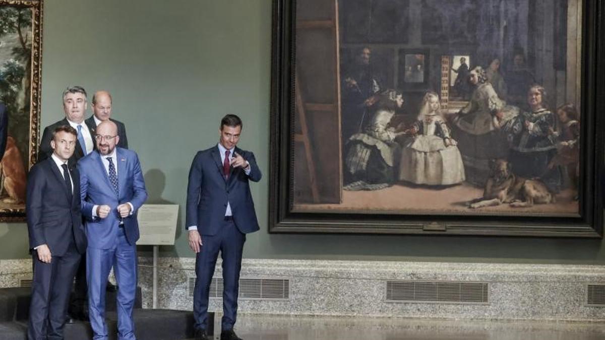 El presidente del Gobierno, Pedro Sánchez, junto a los presidentes de Francia, Emmanuel Macron, y del Consejo Europeo, Charles Michel, y el canciller alemán, Olaf Scholz, ante 'Las meninas' de Velázquez, antes de la cena euroatlántica en el Museo del Prado de Madrid, el pasado 29 de junio de 2022.