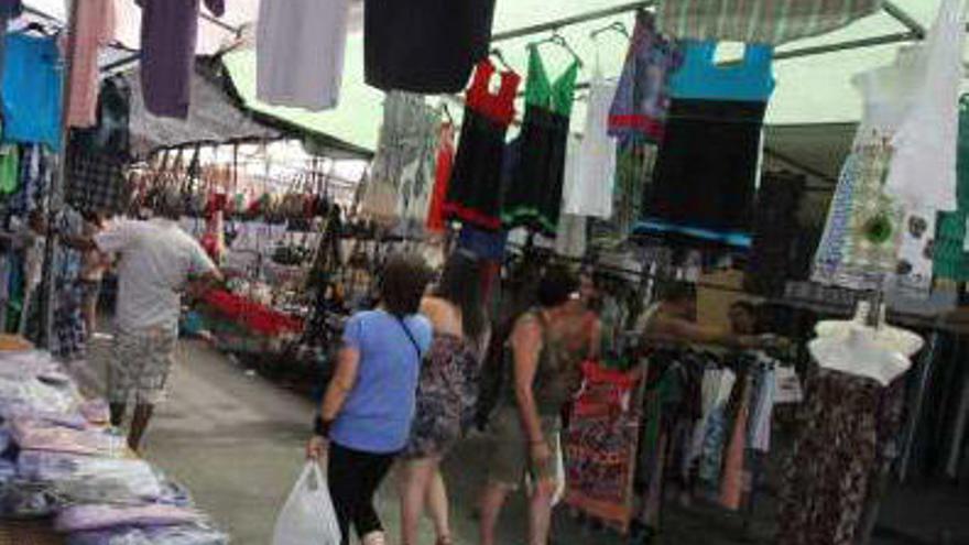 El mercadillo de Santa Bárbara se instala en Elda los martes y sábados.