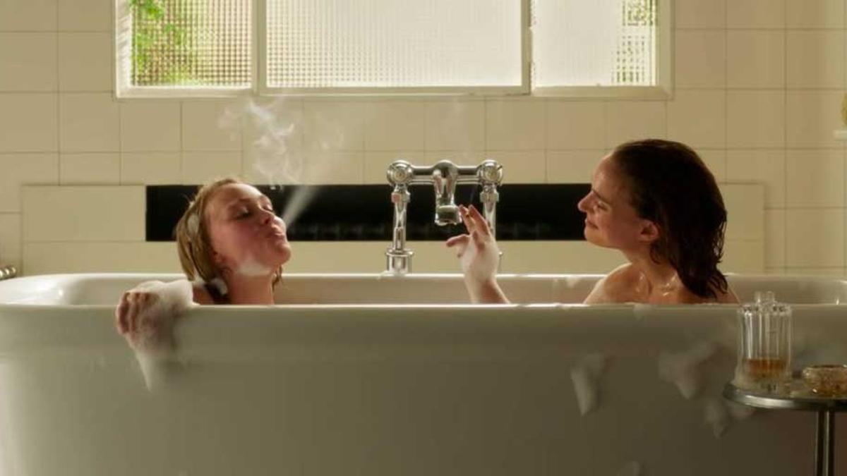Lily-Rose Depp y Natalie Portman se dan un baño juntas en &quot;Planetarium&quot;