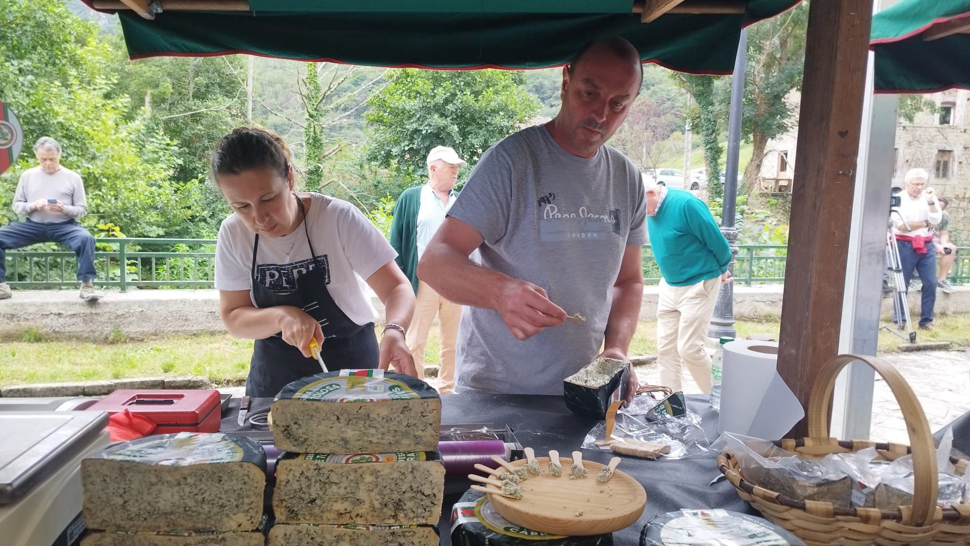 Nuevo récord Guinnes en la subasta del mejor queso Cabrales con 36.000 euros