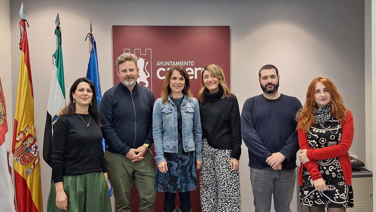 La portavoz del PSOE, Belén Fernández, junto a varios concejales socialistas.