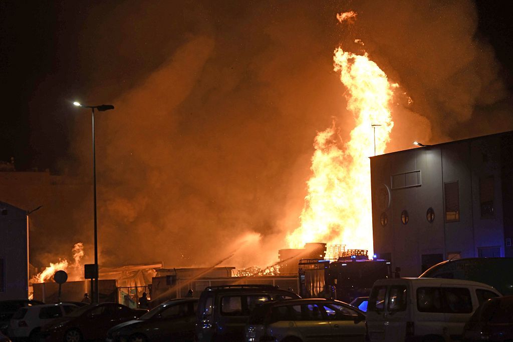 Estas son las imágenes que el aparatoso incendio de Puente Tocinos ha dejado este sábado