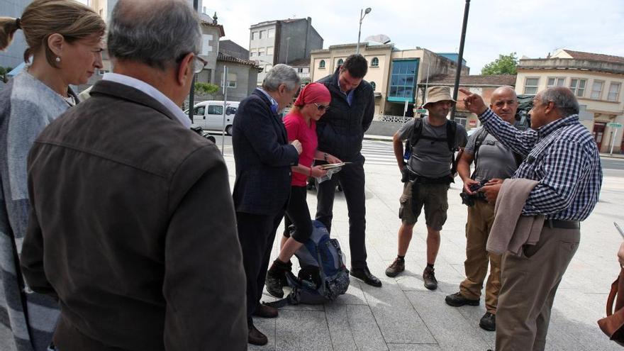 Cálido recibimiento en A Estrada a los tres peregrinos que reestrenan el Camino portugués por el interior