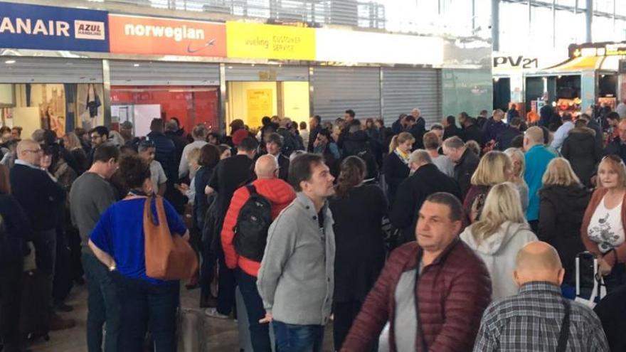 El aeropuerto de Alicante-Elche reabre tras el incendio