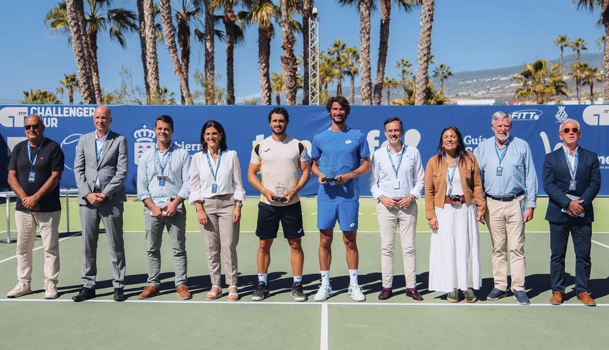 Foto de familia durante la clausura del torneo.