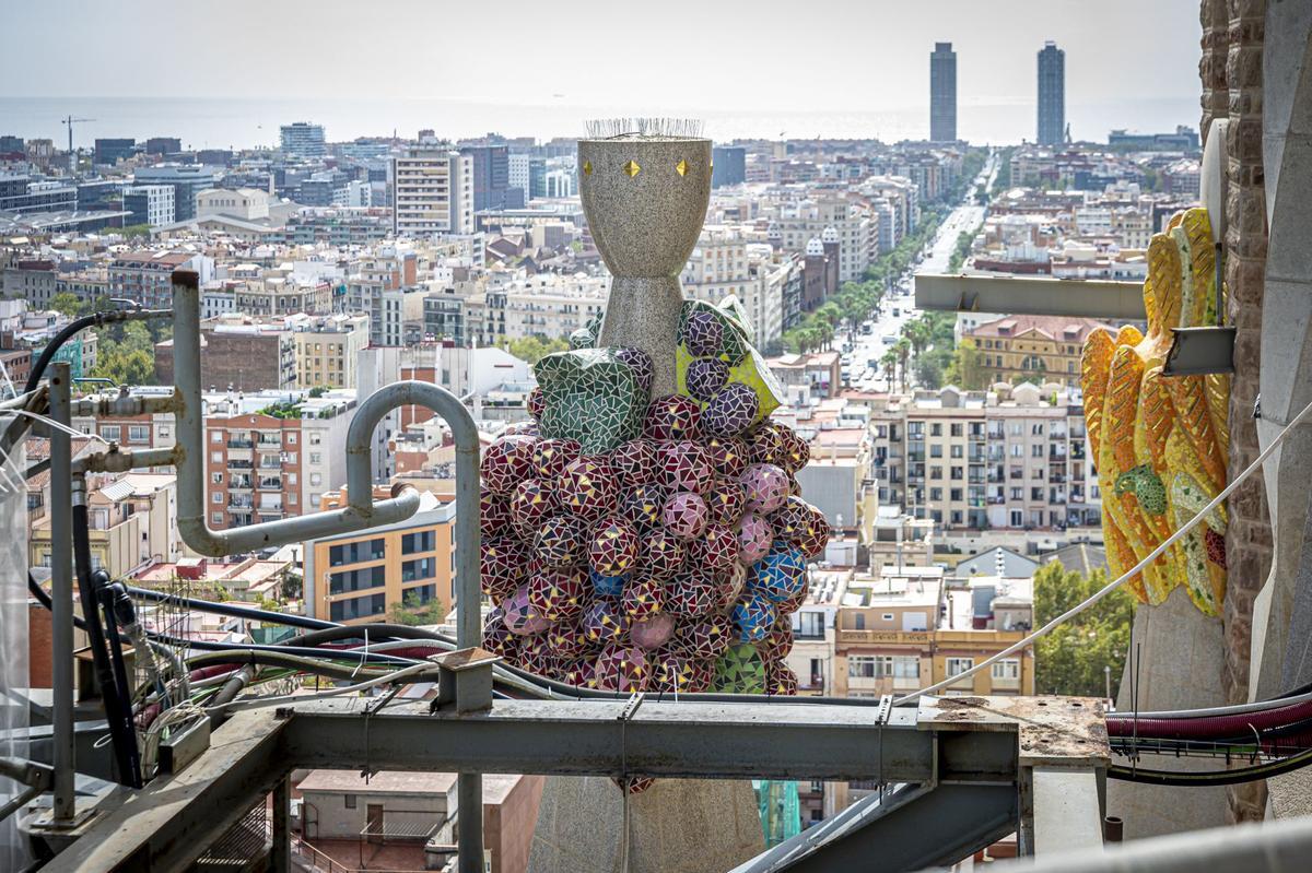 Dos colosales figuras de mármol griego de Thasos, el más blanco del mundo, aguardan a los pies del templo de la Sagrada Família para ser alzadas en octubre a la cima de las torres dedicadas a los evangelistas Juan y Mateo, la primera, como marca la tradición cristiana, un águila, y la segunda, con un esculpido que a veces confunde incluso a los más creyentes, con el aspecto de un hombre alado, sin que eso sea exactamente un ángel.