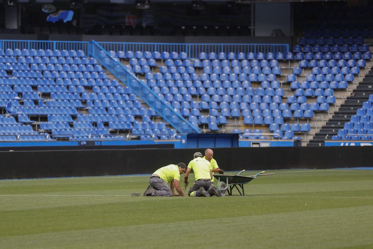 Operarios trabajaban en el césped y en las gradas este martes para reparar los daños de la invasión del final del partido del martes